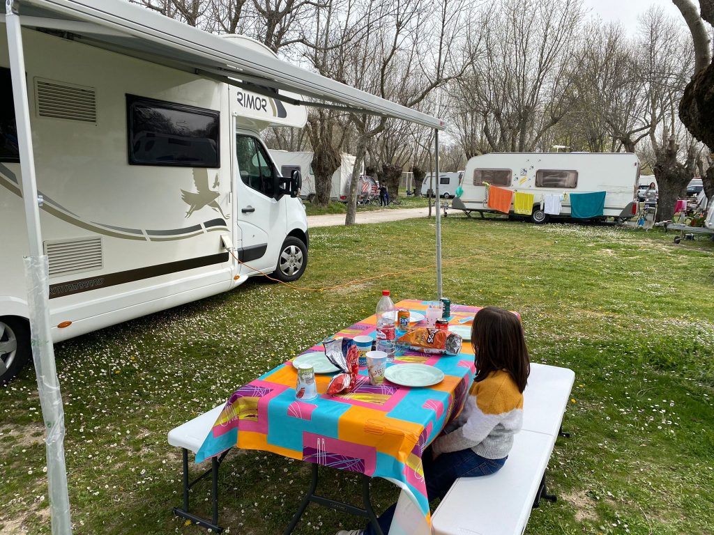 Autocaravana con toldo y mesa al aire libre