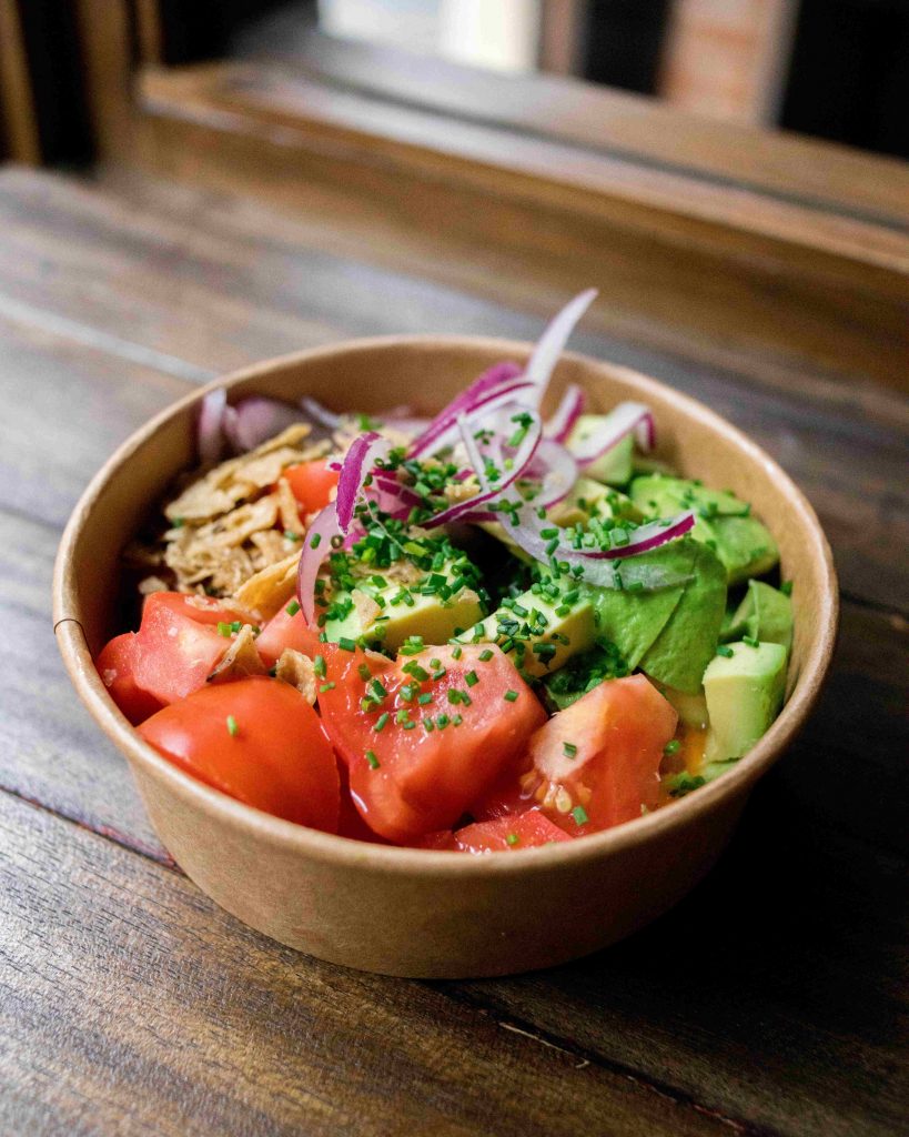 Ensalada de tomate con aguacate y salmorejo