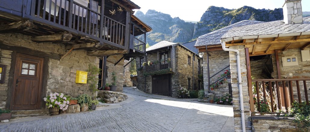 El Valle del Silencio (León): un paraíso natural donde se ha detenido el tiempo 1 Peñalba de Santiago (León), uno de los pueblos más bonitos de España.