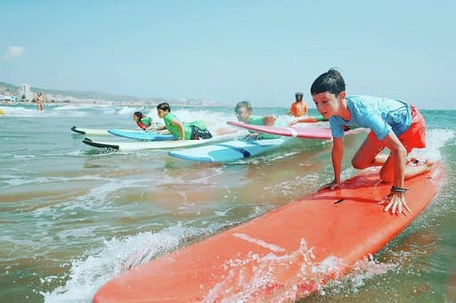 Niños practicando deportes náuticos en Cullera