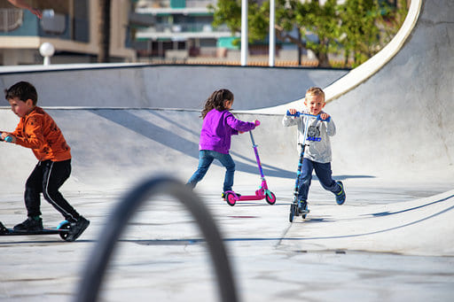 Qué hacer en Cullera con niños: playas, deportes, senderismo, parques, castillo... 4 Niños en el skatepark de Cullera