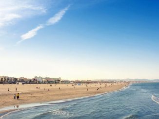Las 10 mejores playas de Valencia: con dunas, urbanas, nudistas, para mascotas... 1 Playa de la Malvarrosa (Valencia)