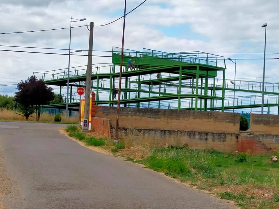 Curioso puente para entrar a Astorga