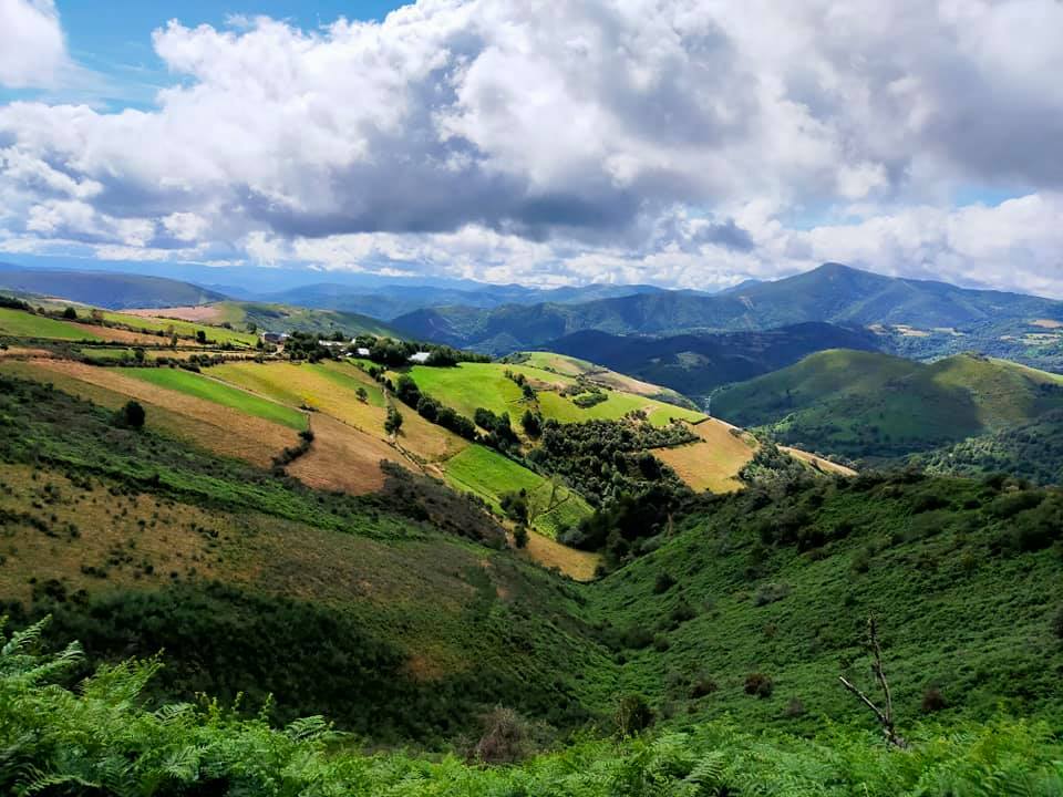 Entrada montanosa a Galicia desde Leon llegando a O Cebreiro