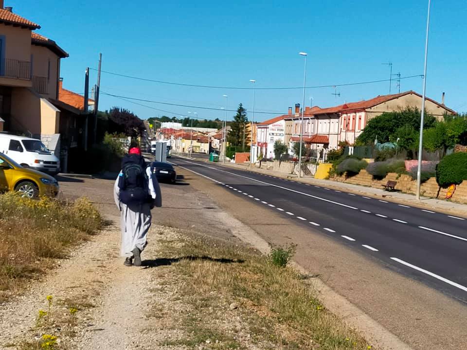 Peregrino con habitos religiosos