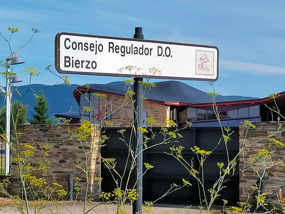 El Camino pasa por la sede del Consejo Regulador de la D. O. de los vinos del Bierzo