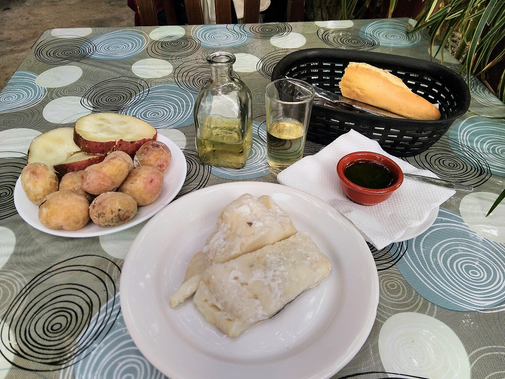Bacalao, papas arrugás, batata, mojo verde y vino blanco en Las Galanas