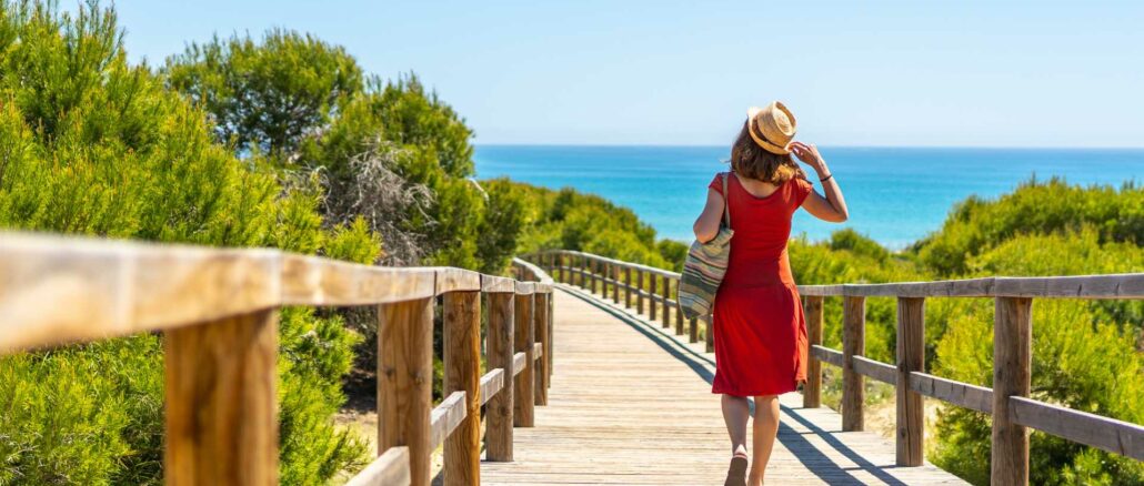 Una mujer paseando por Guardamar