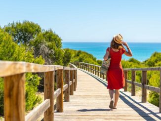 Qué ver y hacer en Guardamar del Segura (Alicante), paraíso del Mediterráneo 1 Una mujer paseando por Guardamar