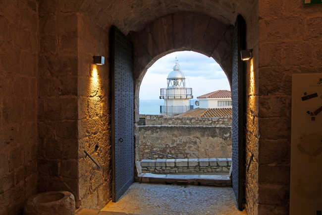 Vista del Faro desde el Castillo