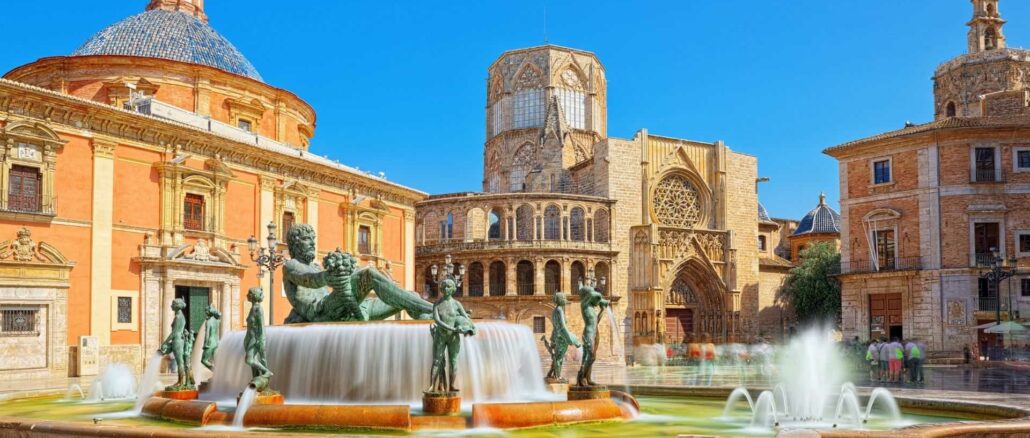 Qué ver en Valencia en 3 días: del casco histórico a la Ciudad de las Ciencias 1 Plaza de la Virgen de Valencia