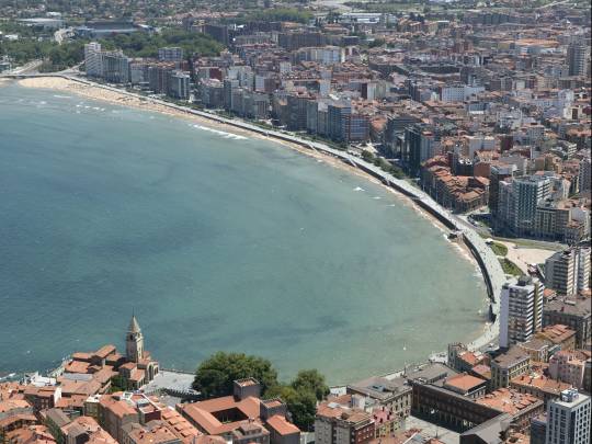 Vista de Gijón y de la playa de San Lorenzo