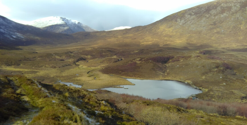 Montañas nevadas y lago en la Isla de Lewis y Harris