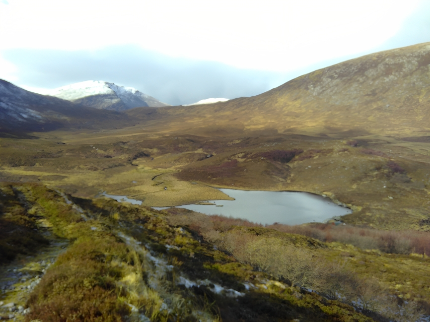 Montañas nevadas y lago en la Isla de Lewis y Harris