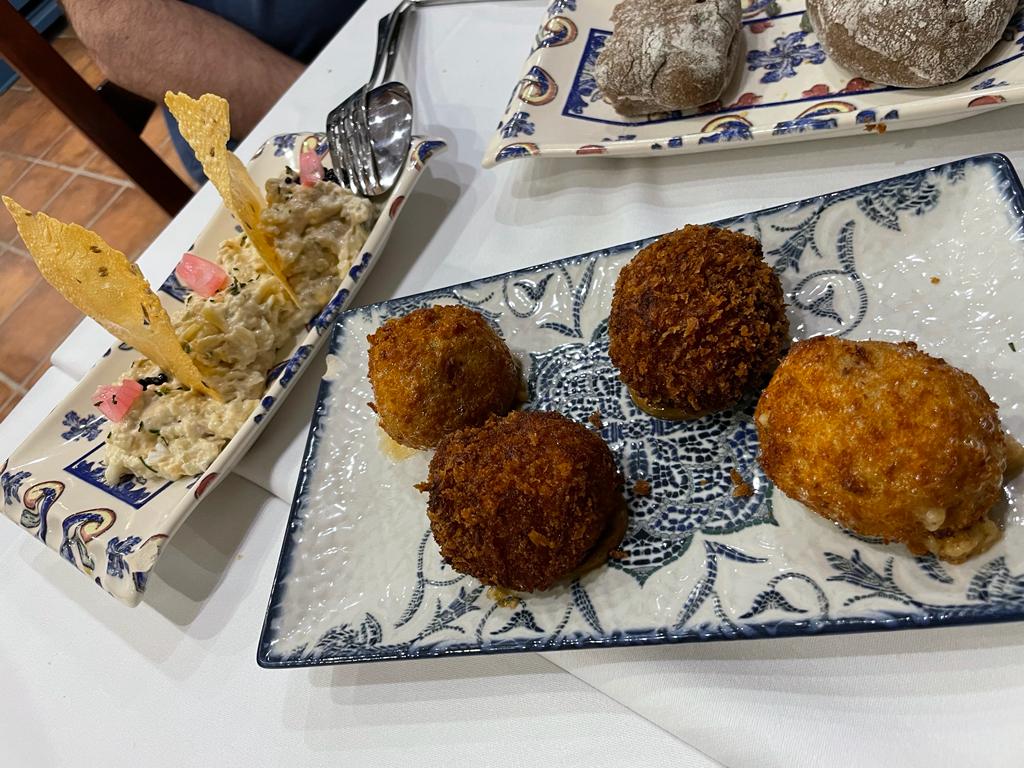 Ensaladilla rusa y croquetas