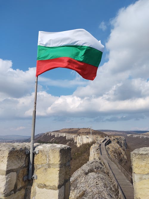 Bandera de Bulgaria en un monumento