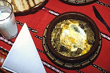 Kavarma, plato de la cocina búlgara. Wikipedia.