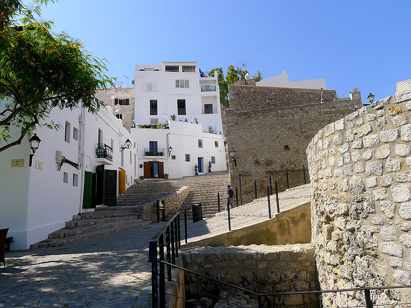 Dalt Vila, declarado Patrimonio Mundial, es ideal para pasear entre sus calles históricas. 