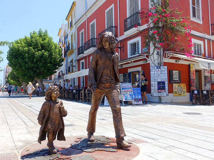 Esta escultura de bronce homenajea a la cultura hippie de Ibiza
