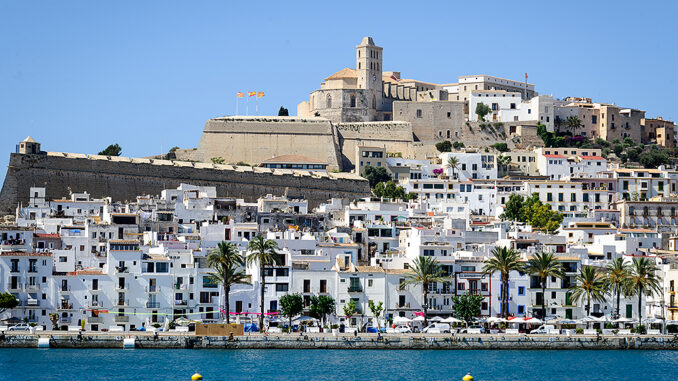 Vista de Ibiza y su puerto Vista de Ibiza y su puerto