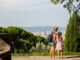 Dos niñas contemplan Barcelona desde una vista espectacular