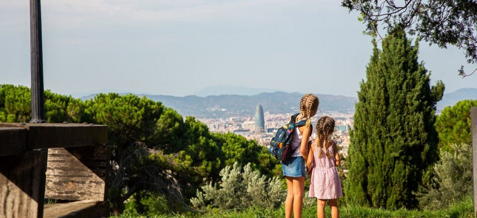 Dos niñas contemplan Barcelona desde una vista espectacular
