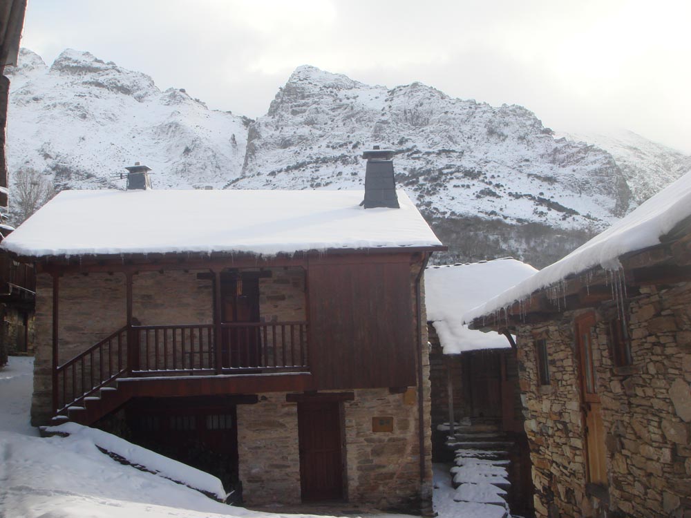 Casas de Peñalba de Santiago cubiertas de nieve. Autor: Ayto de Peñalba