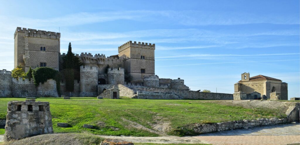 Ampudia (Palencia) y su imponente castillo.