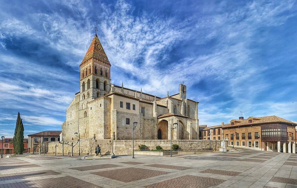 La majestuosa Iglesia de Santa Eulalia en Paredes de Nava (Palencia).