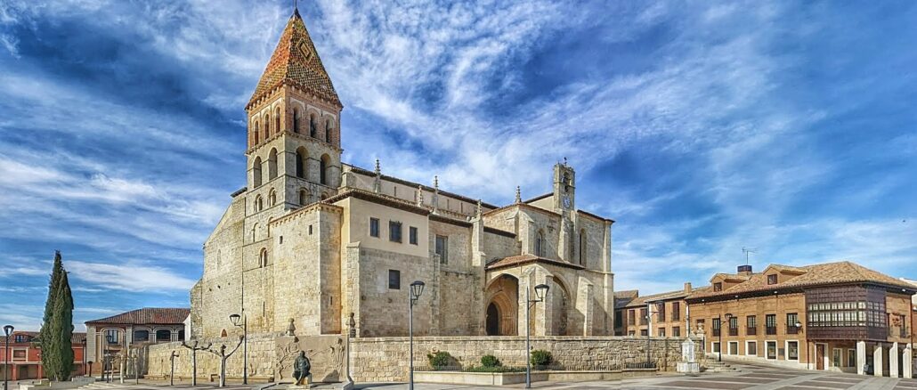 La majestuosa Iglesia de Santa Eulalia en Paredes de Nava (Palencia).