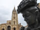Estatua de La Regenta y al fondo la Catedral de Oviedo