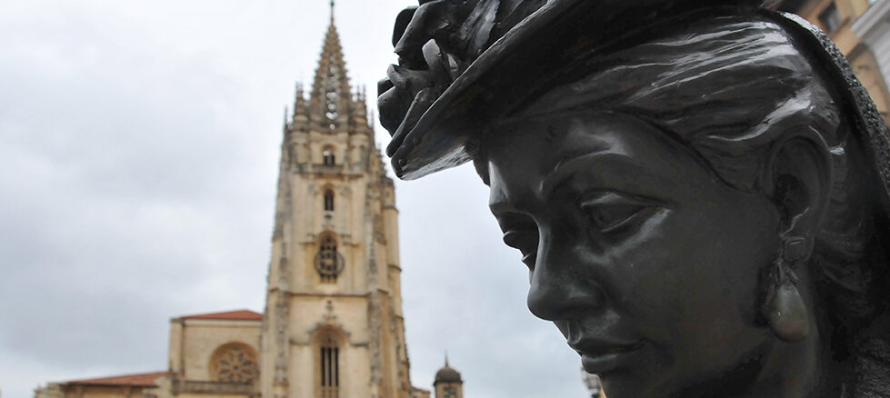Estatua de La Regenta y al fondo la Catedral de Oviedo