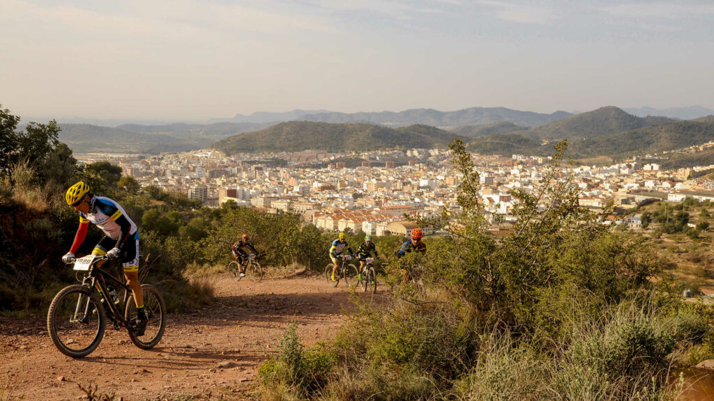 Vista de Vall d'Uixó y ciclistas