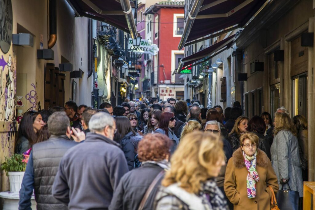 La calle Laural de Logroño repleta de gente.