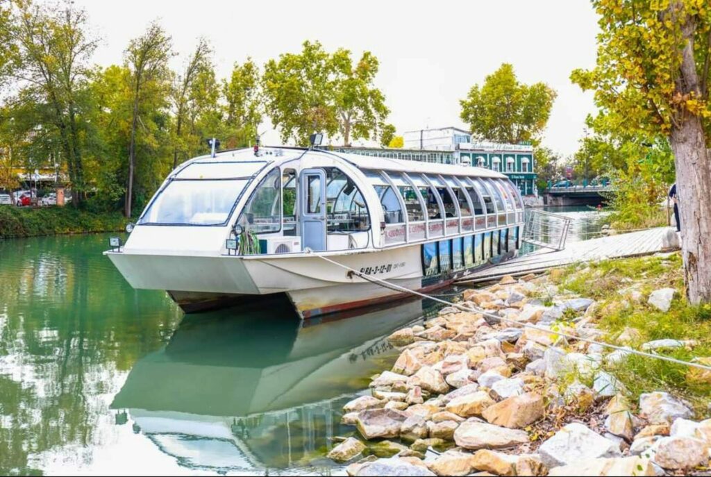 Paseo en barco por el río Tajo. Turismo de Aranjuez.