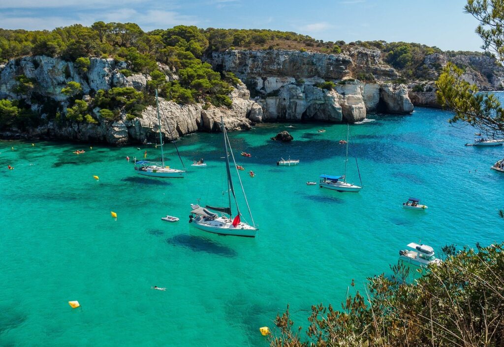 Menorca, cala Macarella en llaut