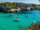 Menorca, cala Macarella en llaut
