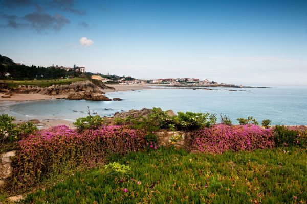 Vista de la playa y el puerto de Comillas. Turismo de Cantabria.