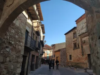 Qué ver en Ayllón, uno de los pueblos medievales más bellos de España 1 Arco romano entrada al pueblo de Ayllón.