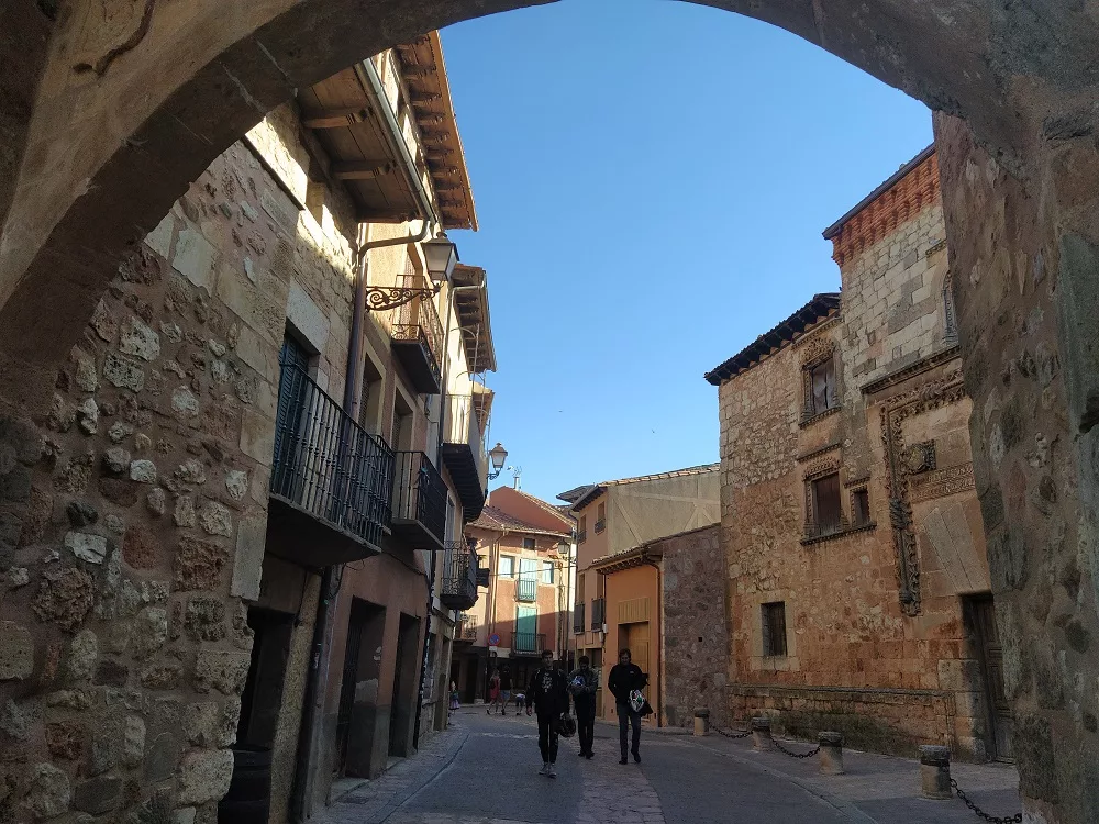 Arco romano entrada al pueblo de Ayllón.