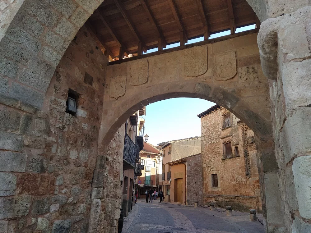 Qué ver en Ayllón, uno de los pueblos medievales más bellos de España 1 arco IMG 20231012 112737 jpg