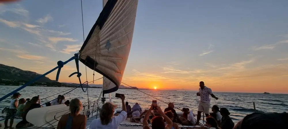 Catamarán al atardecer en Denia (Civitatis).