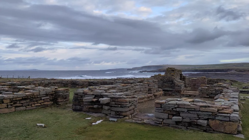 Una clase de historia en las islas Orcadas escocesas 2 Yacimiento vikingo del Brough de Birsay en las islas Orcadas, en Escocia