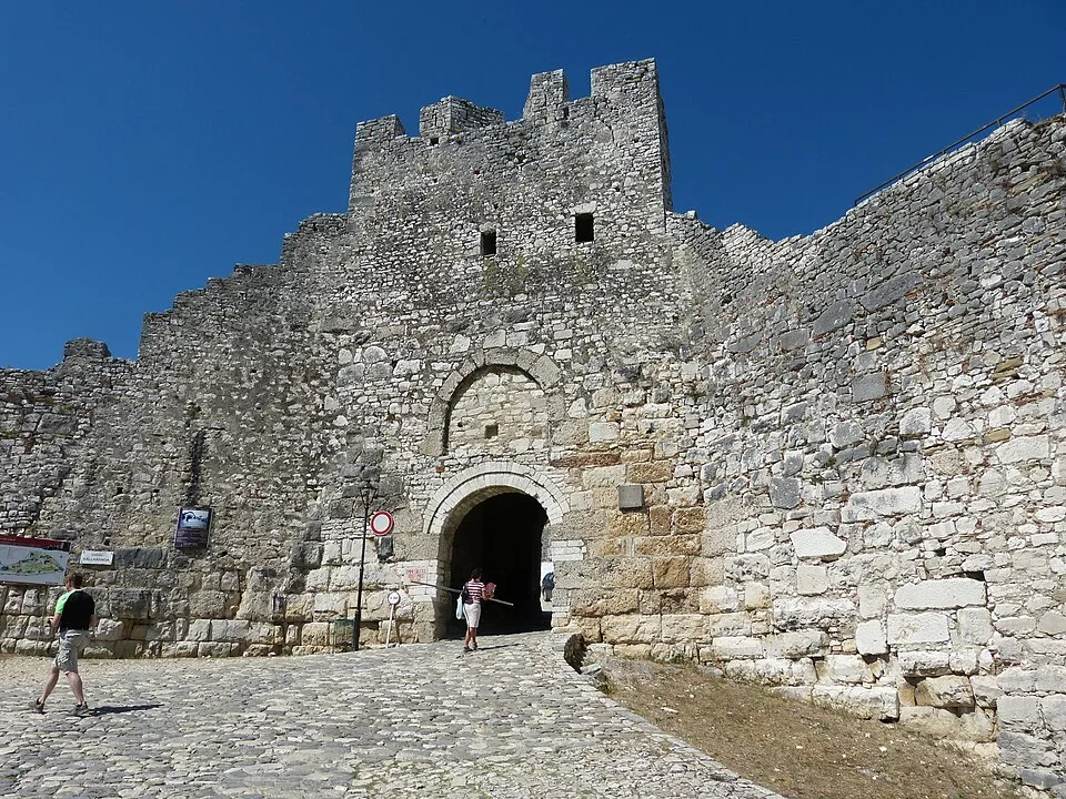 Albania de sur a norte: playa, yacimientos, gastronomía y mucho más 3 960px Berat Festung 2a Haupttor jpg