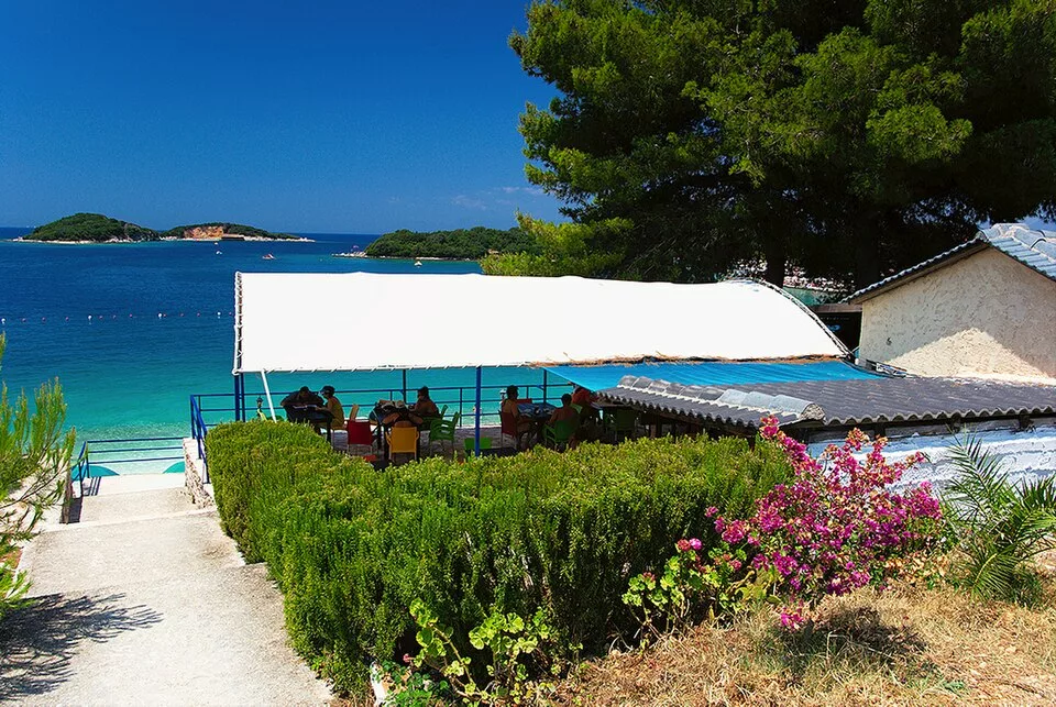 Albania de sur a norte: playa, yacimientos, gastronomía y mucho más 6 960px Ksamil cafe jpg