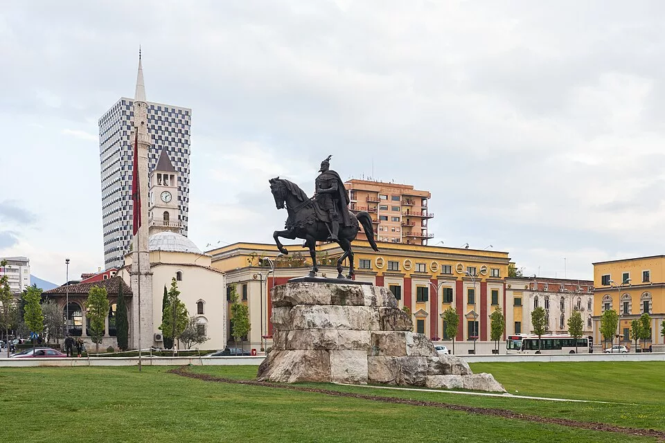 Recorrido por carretera desde Albania a Kosovo y Macedonia del Norte 7 960px Monumento a Skanderbeg Tirana Albania 2014 04 17 DD 02 jpg