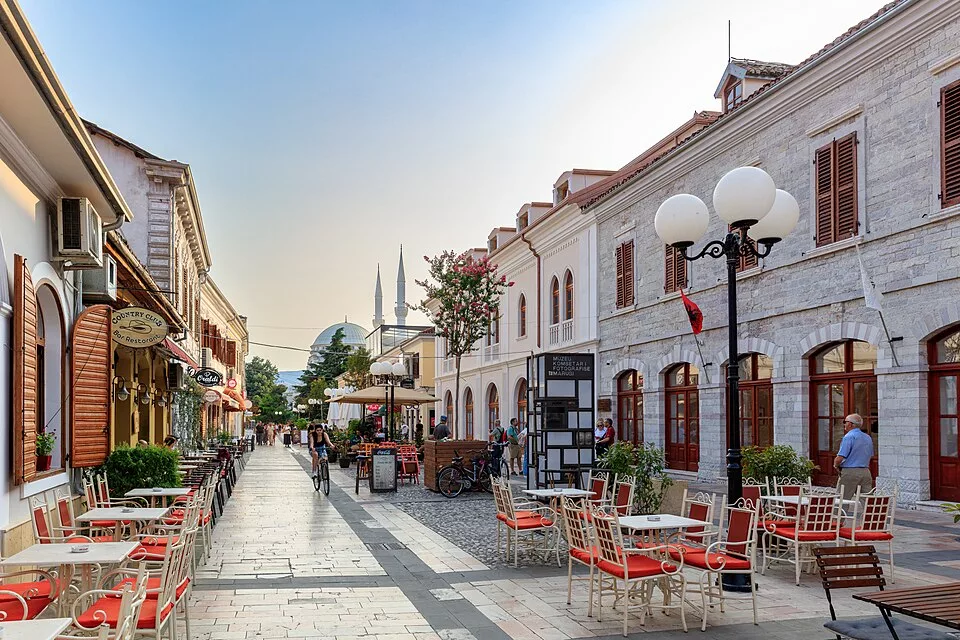 Albania de sur a norte: playa, yacimientos, gastronomía y mucho más 10 960px Vieille ville Musee Marubi 53100307908 jpg