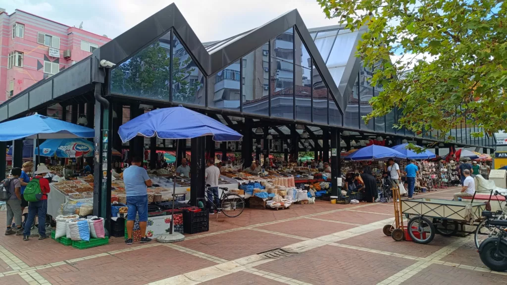 Albania de sur a norte: playa, yacimientos, gastronomía y mucho más 1 Bazar Tirana