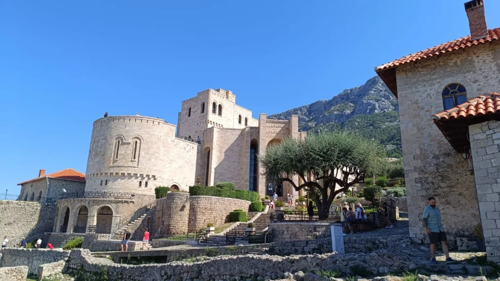 Albania de sur a norte: playa, yacimientos, gastronomía y mucho más 8 Castillo Kruja 1