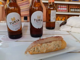 La clásica cerveza tostada de Valencia recupera su versión rubia 1 botella de rubia y de tostada